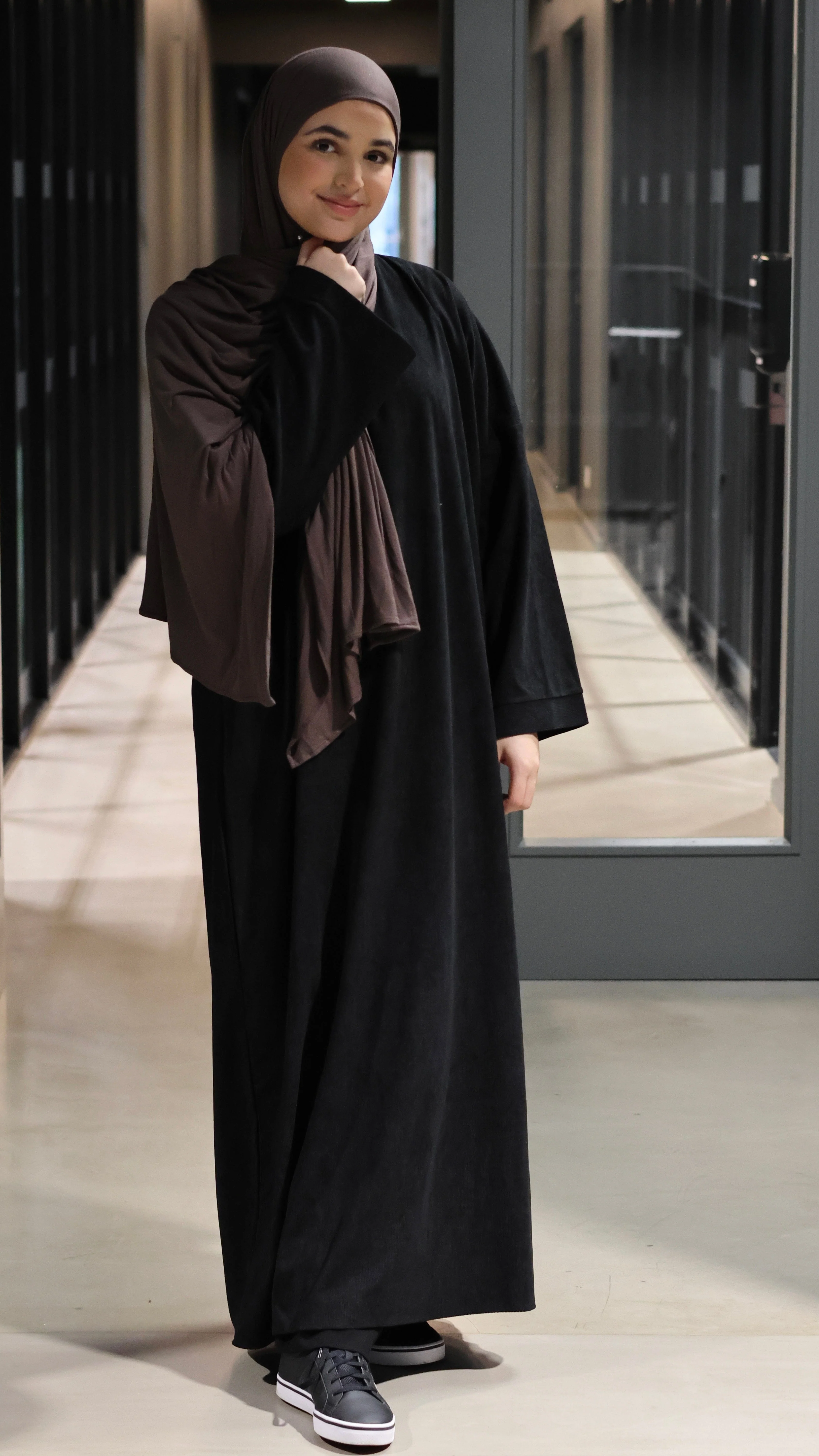 Essential Fløjl Abaya (Sort) - Image 5